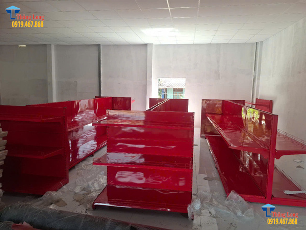 Lắp đặt kệ si&ecirc;u thị m&agrave;u đỏ tại T&acirc;y Ninh